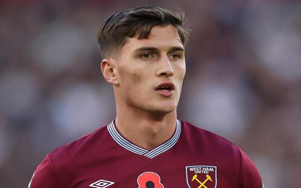 西汉姆联中场弗雷迪波茨是球队助教之子，其父亲是铁锤传奇