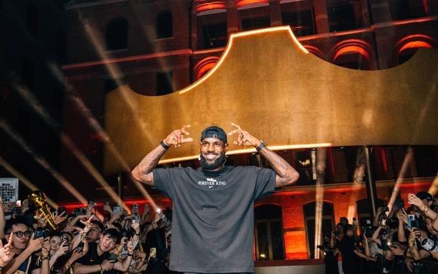 动力图NBA球星詹姆斯现身上海交大:勇敢行动就是答案