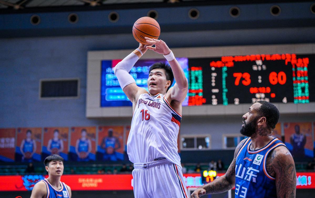 张镇麟迎首秀!杜锋演练新阵容,CBA一天三场,浙江拿捏同省对手