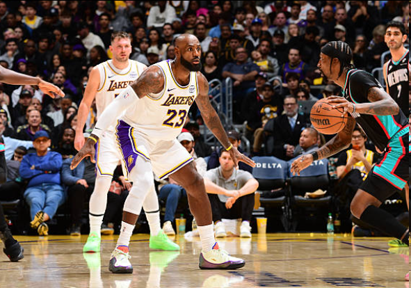 美媒列湖人多项喜人纪录：一数据仅次雷霆+时隔两月再造10+分逆转