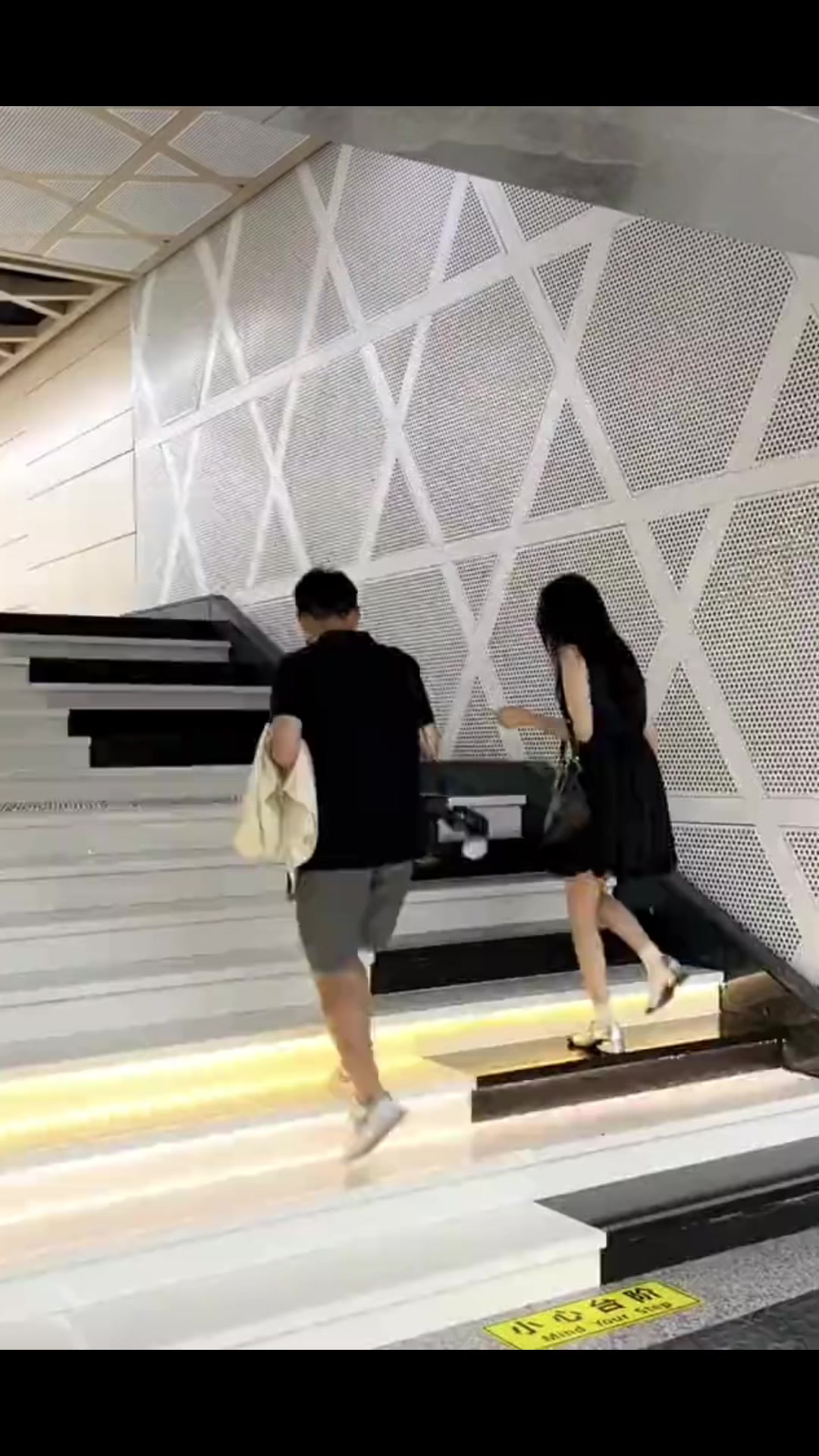 成都磨子桥地铁站楼梯能踩出钢琴声，会“唱”《成都》