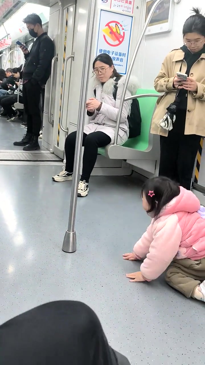 小女孩地铁上贪玩一头栽倒在地，这该安慰还是该教育？