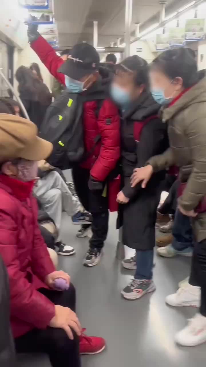 小伙在地铁上没让座，遭四个中气十足老人组团围攻！