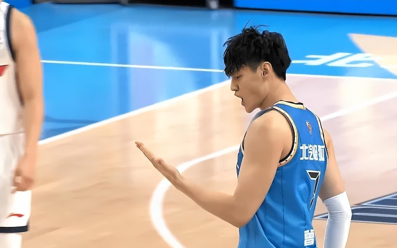 北京半场打花广东！曾凡博+双外41分，萨姆纳空砍23分，徐杰伤退