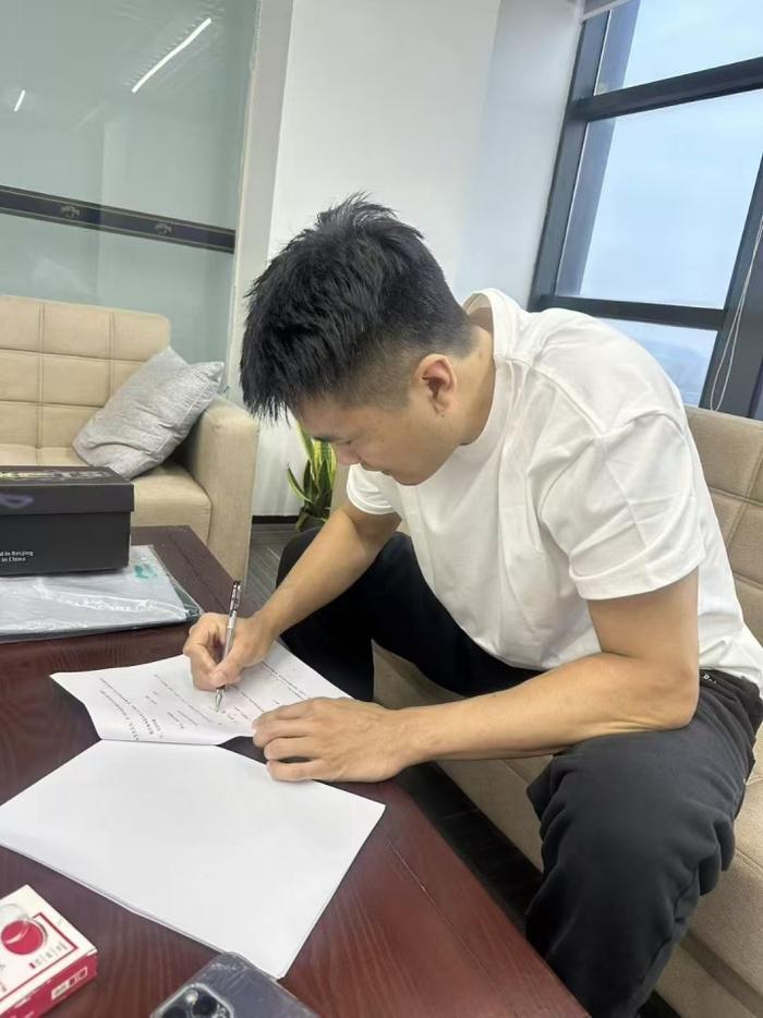 黄荣奇正式加盟同曦男篮网友热议签约金额