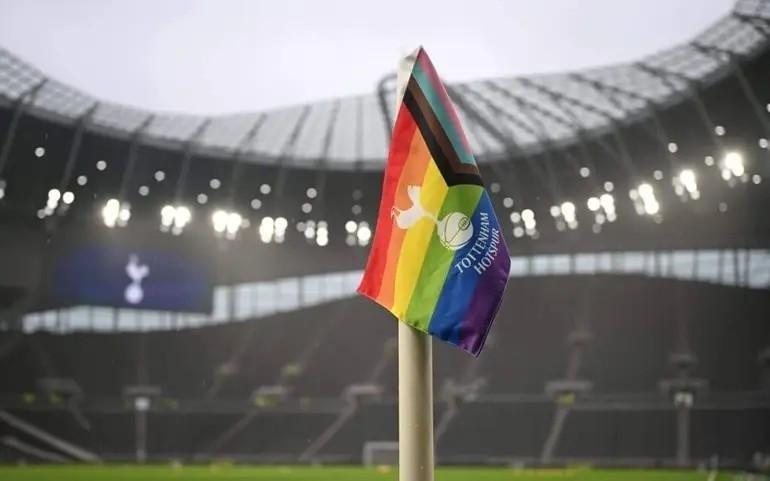 TA:应布拉格斯拉维亚方面要求,热刺主场的LGBTQ+旗帜被移走
