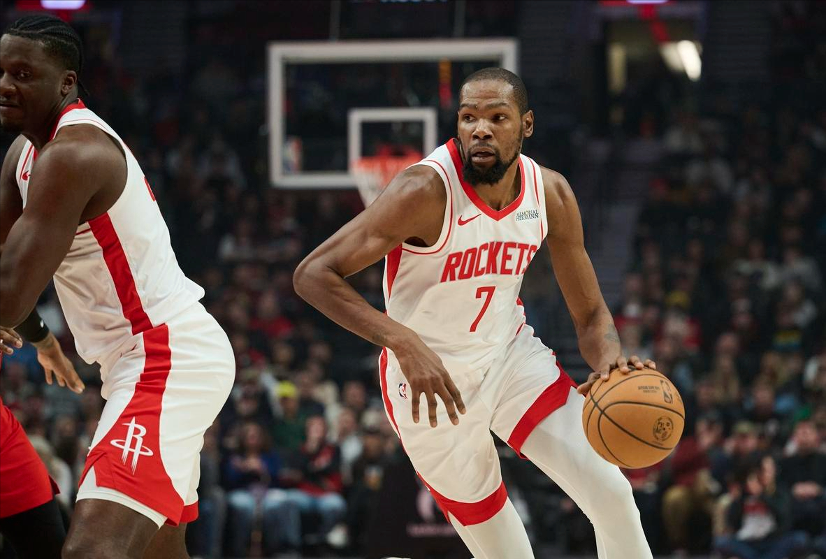 两场狂轰67分却遭开拓者双杀，杜兰特扔水瓶破防，乌度卡直言不讳