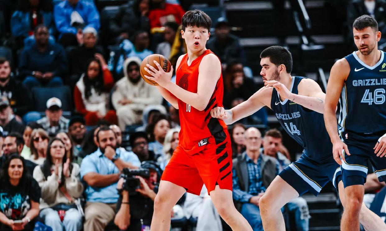 完爆扎克埃迪+逼退里斯!开拓者扶正杨瀚森,亚洲第一中锋诞生了