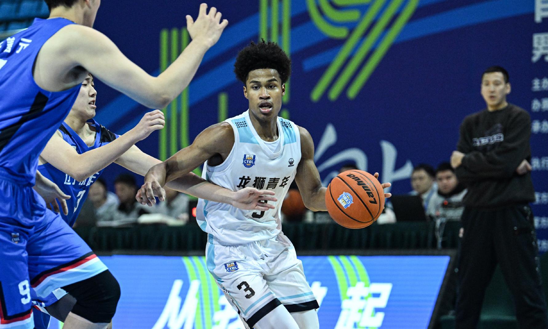 国产华子上线！中国男篮19岁1米93混血新星崛起：场均轰22+7+3