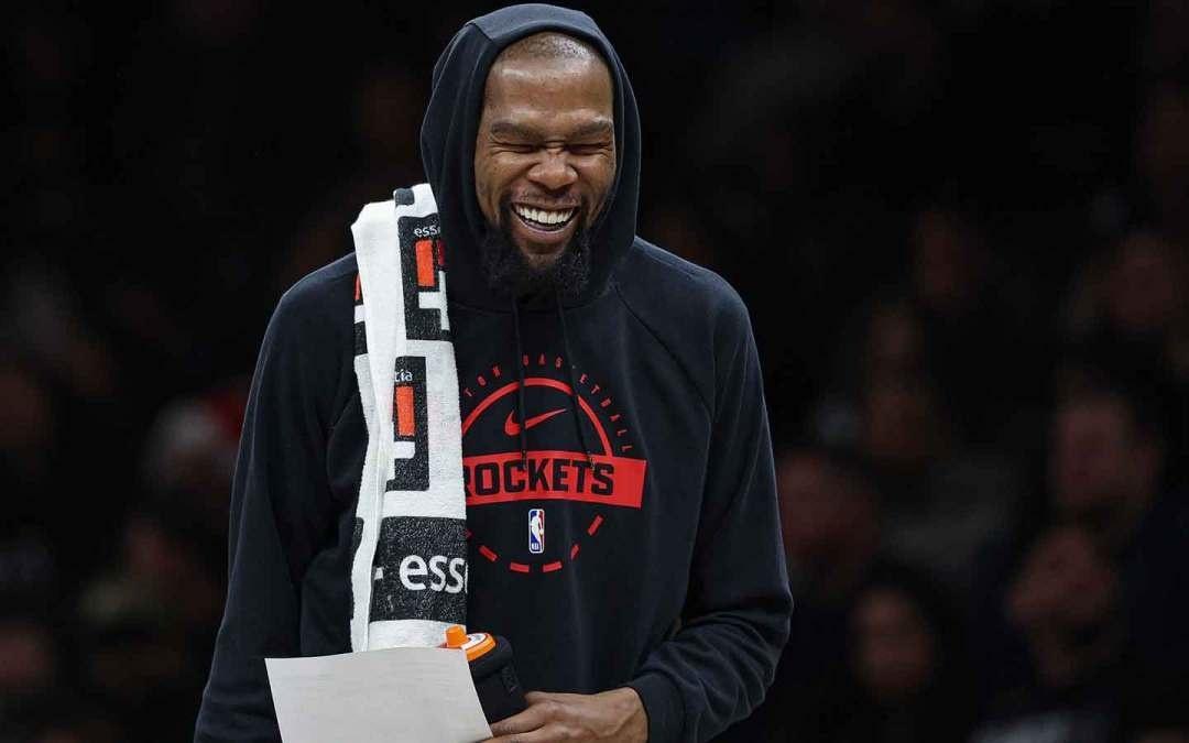 火箭队杜兰特被沃尔夫的离谱投篮击中面部后，当场忍不住吐槽起来