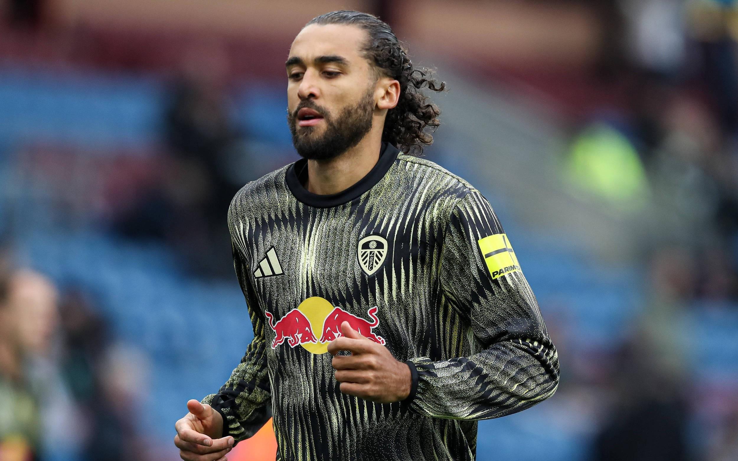 伯恩利对阵利兹联赛前,利兹前锋勒温拒绝单膝跪地