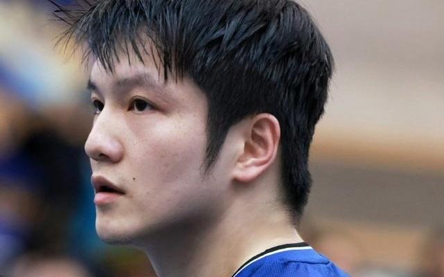 可爱樊振东开凯迪拉克豪车主场上班,给Labubu玩偶穿上了皇马球衣