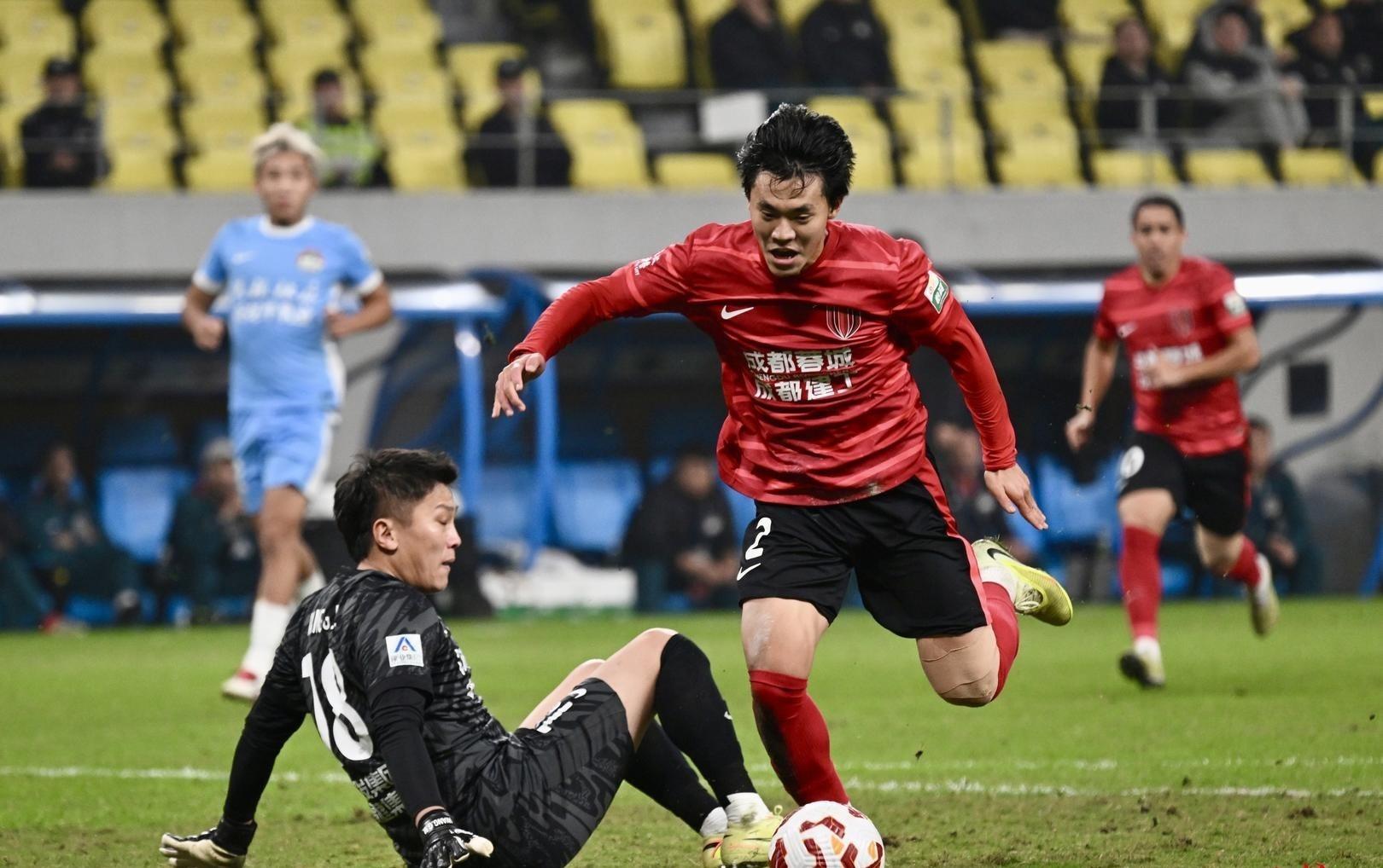 成都蓉城主场惜败河南队,拜仁名宿到现场盛赞凤凰山专业足球场