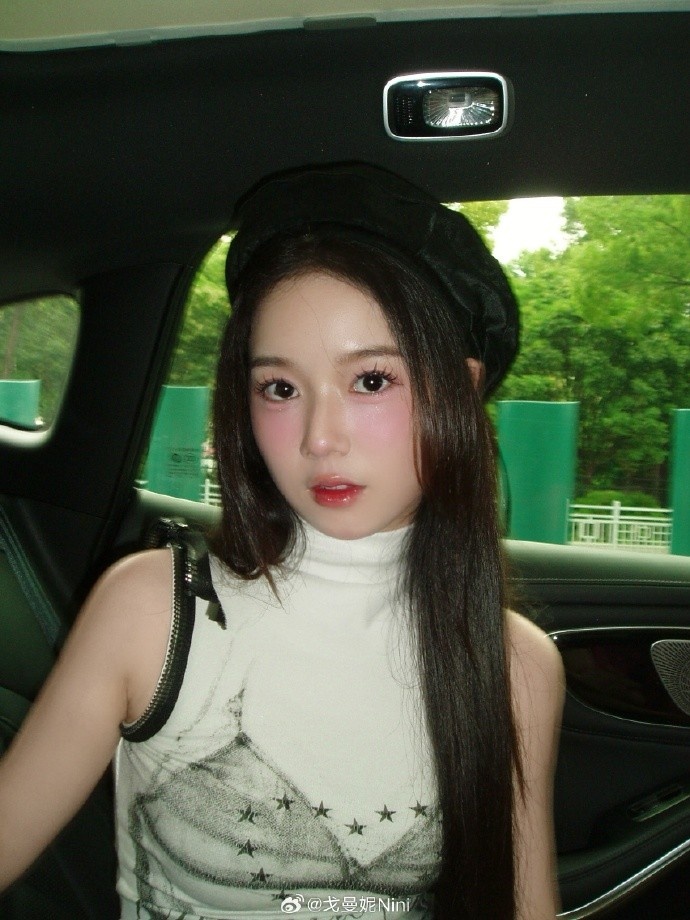 无畏契约主持戈曼妮晒照：下雨一直下