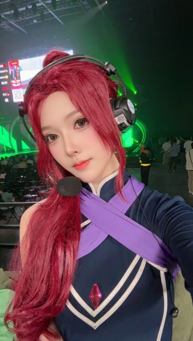 DOTA2解说蛋糕晒照：久违的线下赛中