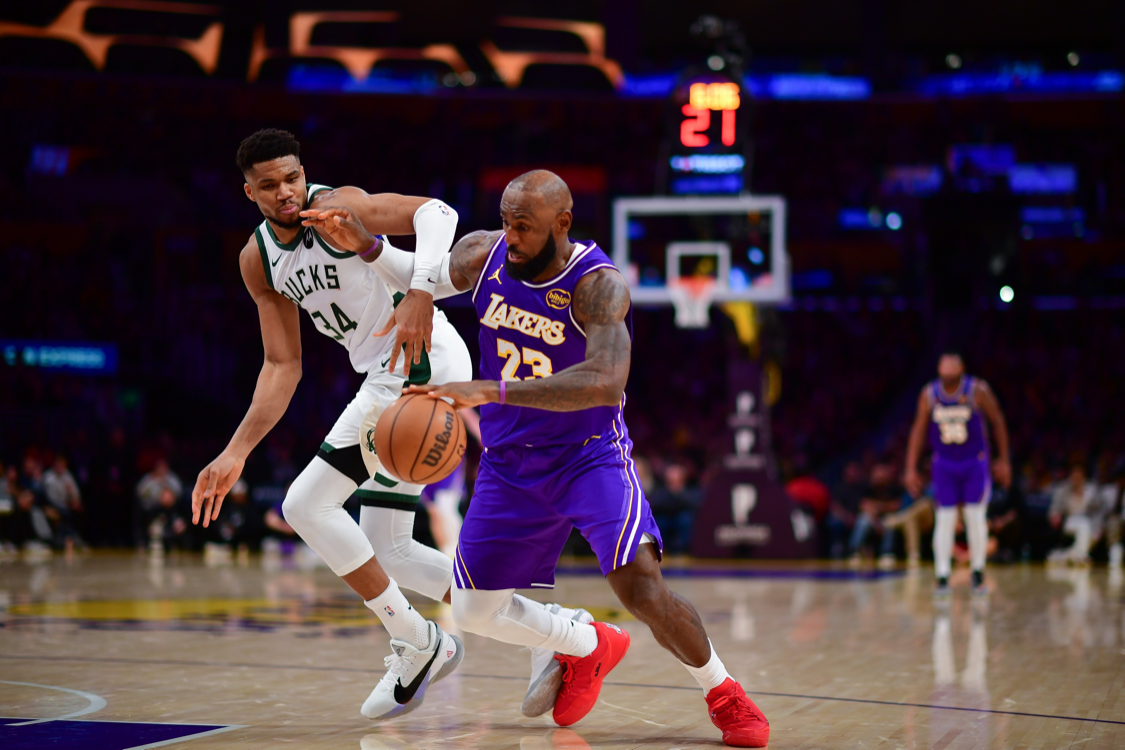 詹姆斯征服字母哥！字母哥：詹姆斯是所有运动员的典范！