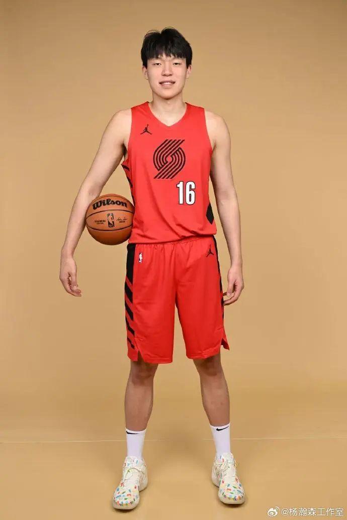 楊瀚森亮相NBA媒體日：談缺席亞洲杯原因，稱融入球隊(duì)靠“伸手不打笑臉人”10月9日開拓者迎季前賽首秀