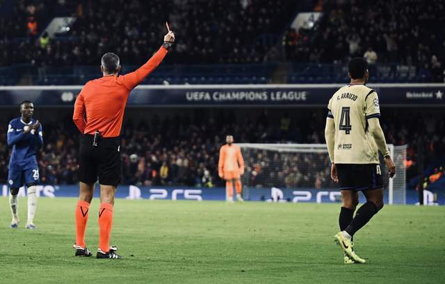 巴萨惨败揪出罪人:欧冠3年2红牌+2次犯大错!导致3次崩盘