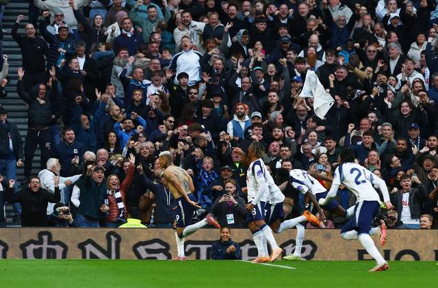 22！英超瘋狂之戰(zhàn)：12落后10人曼聯(lián)壓哨絕平0分變1分