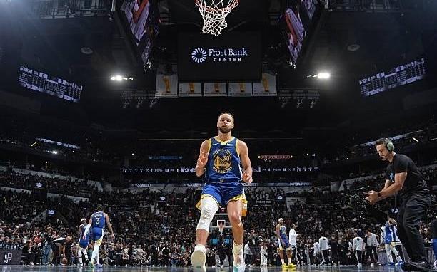 库里30岁后完成44场40+，追平乔丹并