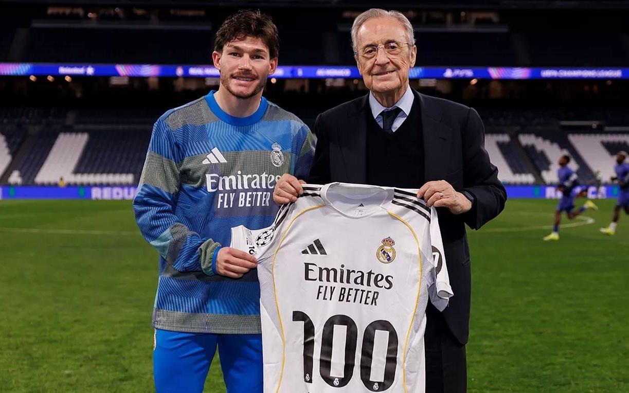 达成皇马生涯百场里程碑，弗兰加西亚获赠纪念球衣