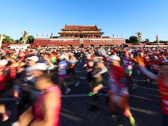 视频2025北马开跑！3万余名选手从天安门广场出发