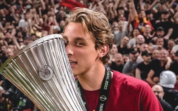 记者：与罗马解约的博韦抵达伦敦，周一体检并与沃特福德签约