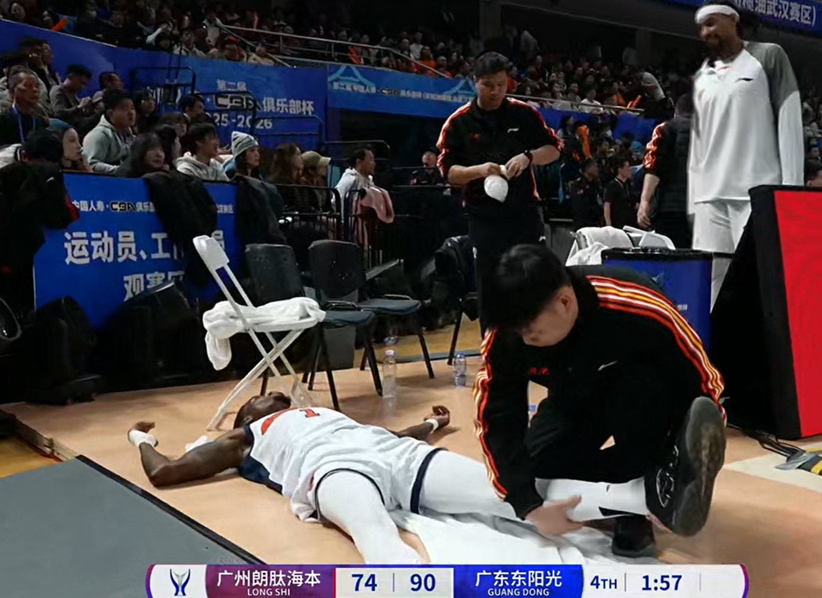 突发!广东队CBA超级外援意外受伤,情况令人担忧