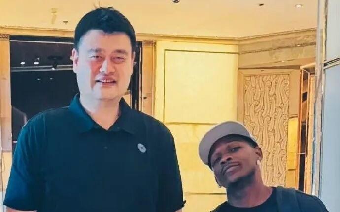 刚刚！太突然了！MVP主动招呼杨瀚森...