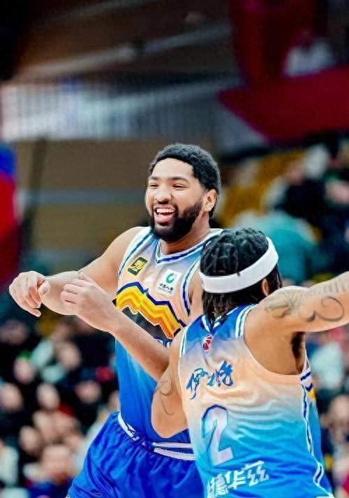 杯赛场均8分，不堪重任！新疆男篮不得不和路易斯金分道扬镳