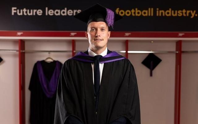 曼联旧将菲尔琼斯从PFA商学院毕业,获得体育总监文凭