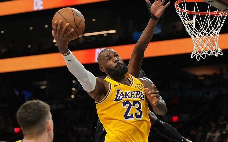 詹姆斯23+6湖人不敌太阳遭遇2连败