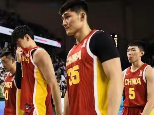 唉!2场杯赛运动战仅得2分,CBA都打不明白的人,却2次入选国家队