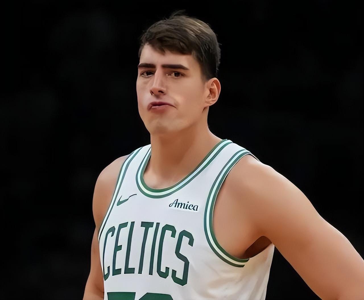 NCAA顶级中锋，却用了5年成为轮换，如今场均7+4，他是小杨的榜样