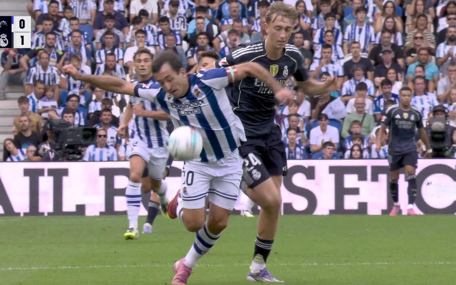 西媒：裁判团队认为赫伊森不该吃红牌，但VAR未介入是对的