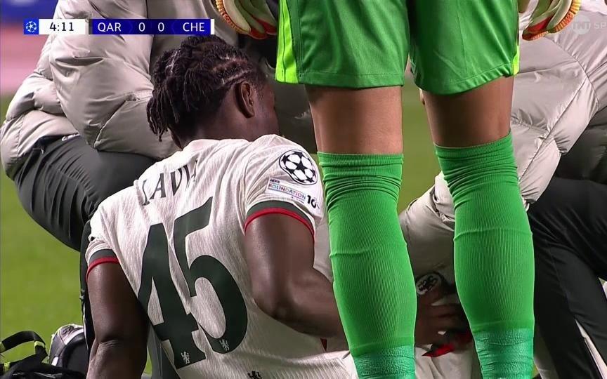 拉维亚开赛8分钟离场，球迷：他是我见过最易受伤的球员之一