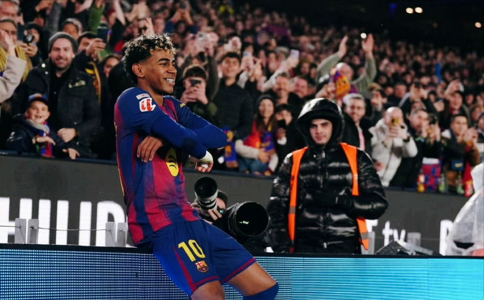 亚马尔惊艳破门！拉菲尼亚看呆了，巴萨大胜：1项数据傲视5大联赛