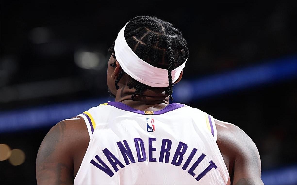 完全不会用啊！湖人锋线大闸的整体表现已经相当不错了