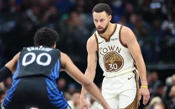 库里：我与欧文相互尊重和敬佩，穿他的签名鞋赛前已得到同意