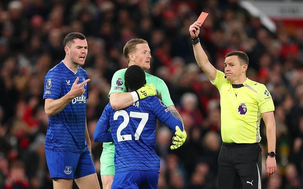 TA:曼联没能利用人数优势,他们看起来像是从未一起踢过球