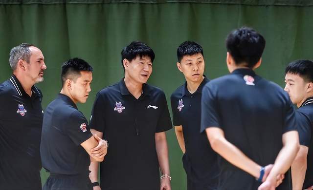 一大早就官宣,山东男篮不简单,邱彪找来25+7强人,新赛季冲呀