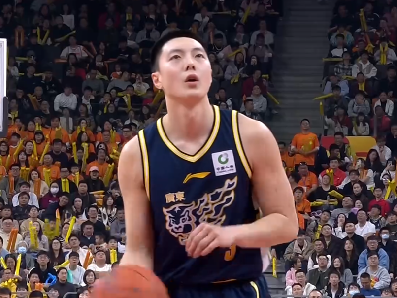 广东男篮轻取山西，迪亚洛多次引发冲突，因不满判罚做出数钱手势