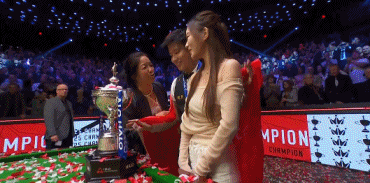 捧杯时刻！赵心童捧起世锦赛冠军奖杯，和经纪人&女朋友合影