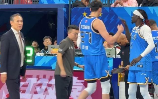 这次真的翻篇了!周琦CBA生涯首战旧主新疆9中7得到15分9板