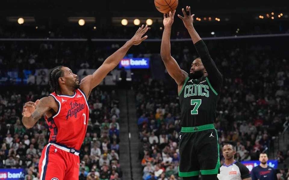 生涯之战！布朗50+6三分平纪录单节7中7狂轰19分打爆快船