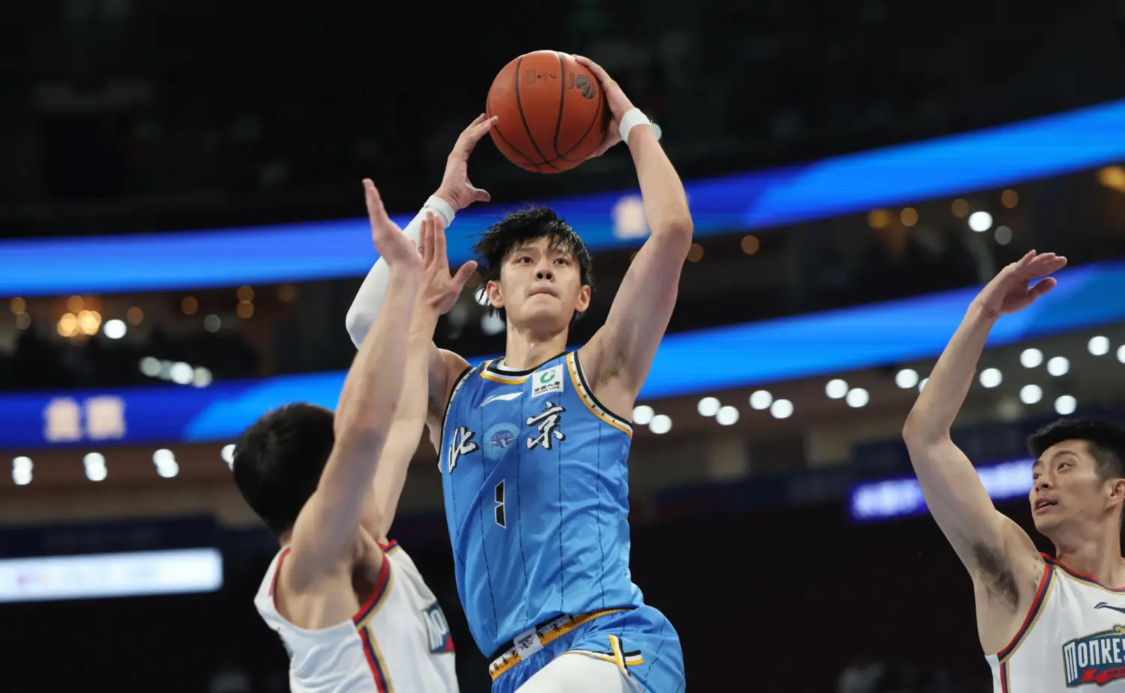 与杨瀚森上演中国德比网记：篮网最后一个双向合同名额该给他
