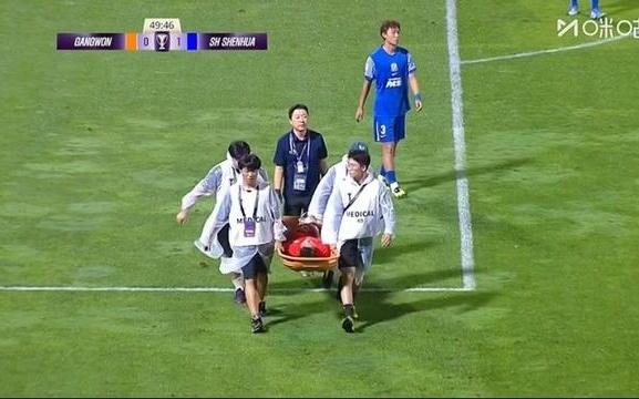 杨泽翔关键补防,崔炳赞倒地不起+随后被担架抬出场外