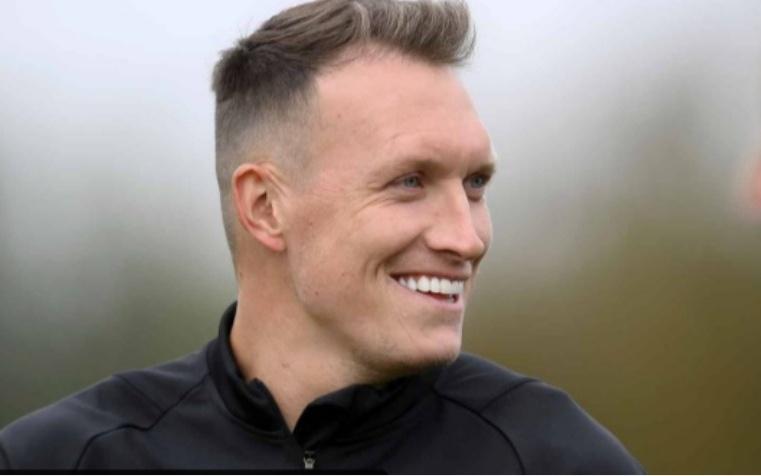 菲尔琼斯：我在曼联U18当助教学到很多，未来想当教练