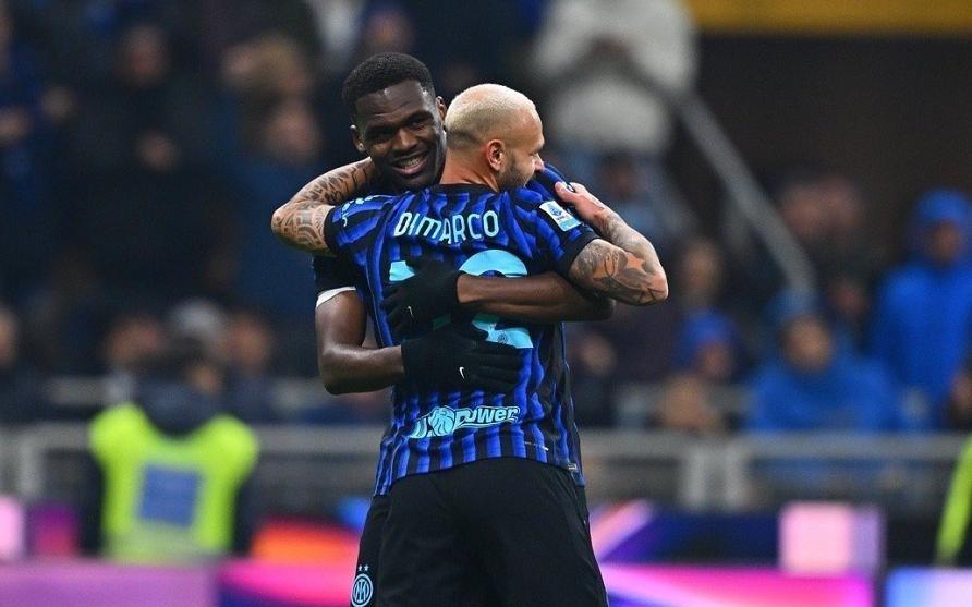 足坛一夜动态！皇马闷平巴萨追分，曼城