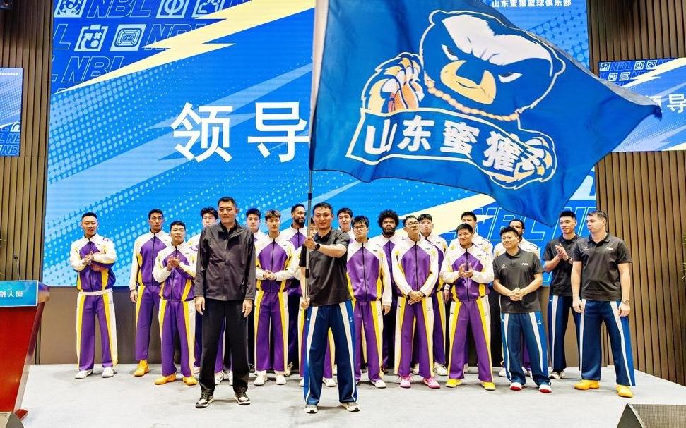 NBL新军山东蜜獾出征新赛季，泉城再现两支职业篮球队